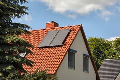 Ein Hausdach mit Sonnenkollektor