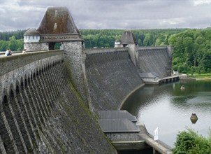 Staumauer am Mhnesee