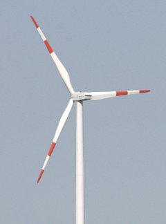 Windkraftanlage mit Turm, Rotor und Gondel 