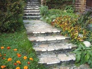 Natursteintreppe im Garten