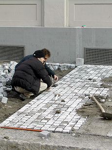 Steinsetzer bei der Arbeit